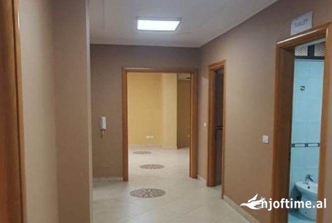 Ambient biznesi me qera 3+1 ne Tirane - 1,600 Euro