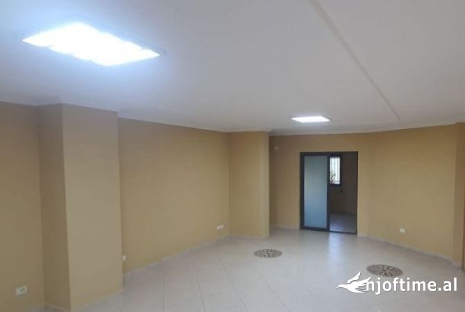 Ambient biznesi me qera 3+1 ne Tirane - 1,600 Euro