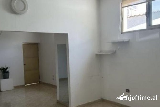 Jepet ambjent per zyra me qera prane Gjykates Administrative.