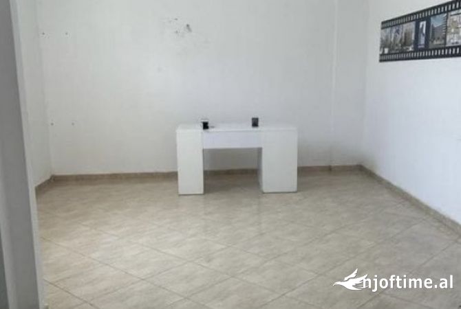Ambient biznesi me qera 3+1 ne Tirane - 70,000 Leke