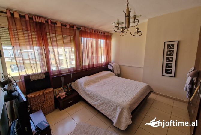 Shtepi ne shitje Apartament ne Tirane, 1+1, Mobilimi E mobiluar, Pagesa 165,000  Euro.