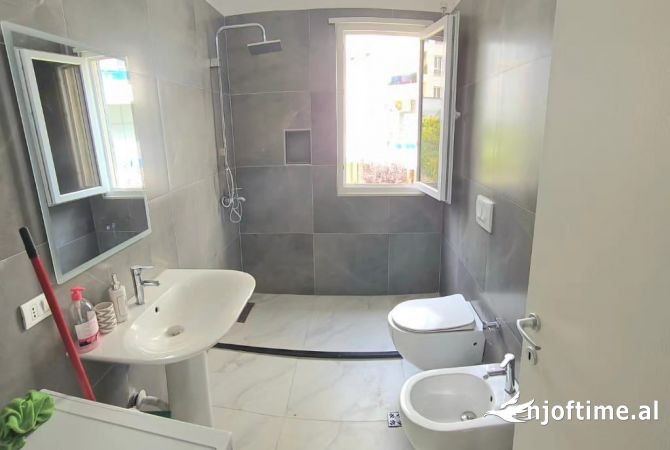 Shtepi ne shitje Apartament ne Tirane, 3+1, Mobilimi E mobiluar, Pagesa 248,000  Euro.