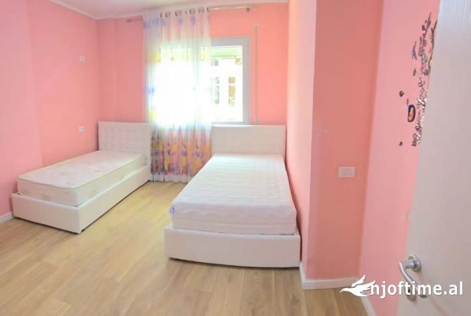 Shtepi ne shitje Apartament ne Tirane, 3+1, Mobilimi E mobiluar, Pagesa 248,000  Euro.