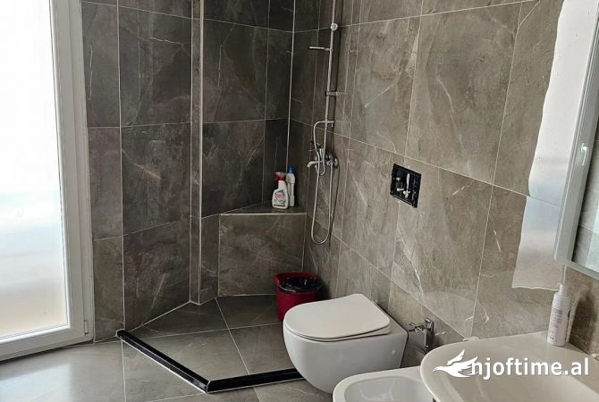 Shtepi ne shitje Apartament ne Tirane, 3+1, Mobilimi E mobiluar, Pagesa 248,000  Euro.