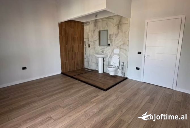 Shtepi ne shitje Apartament ne Tirane, 2+1, Mobilimi Bosh, pa mobiluar, Pagesa 125,000  Euro.