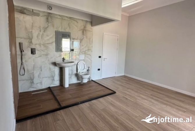 Shtepi ne shitje Apartament ne Tirane, 2+1, Mobilimi Bosh, pa mobiluar, Pagesa 125,000  Euro.