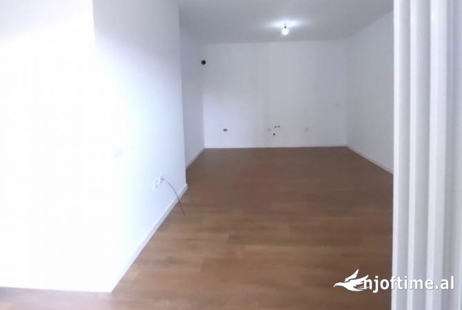 Shtepi ne shitje Apartament ne Tirane, 1+1, Mobilimi Bosh, pa mobiluar, Pagesa 155,000  Euro.