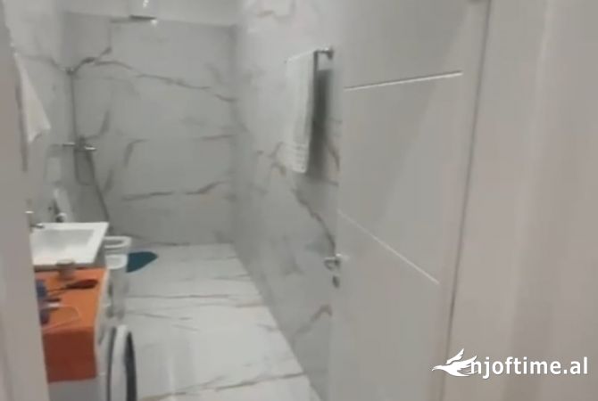 Shtepi ne shitje Apartament ne Tirane, 2+1, Mobilimi Bosh, pa mobiluar, Pagesa 200,000  Euro.