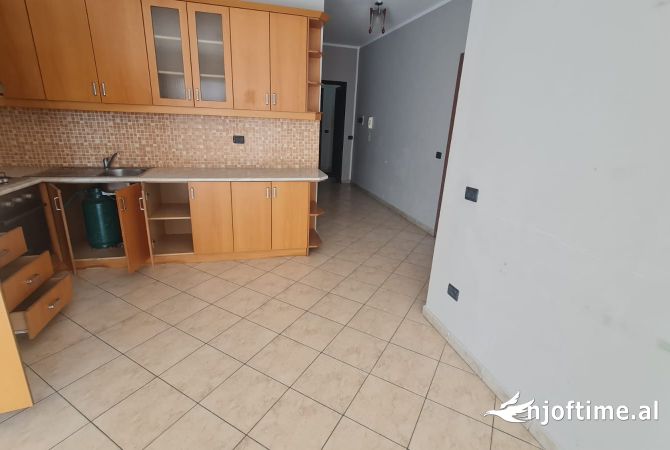 Shtepi me qera Apartament ne Tirane, 2+1, Mobilimi Bosh, pa mobiluar, Pagesa 480  Euro.