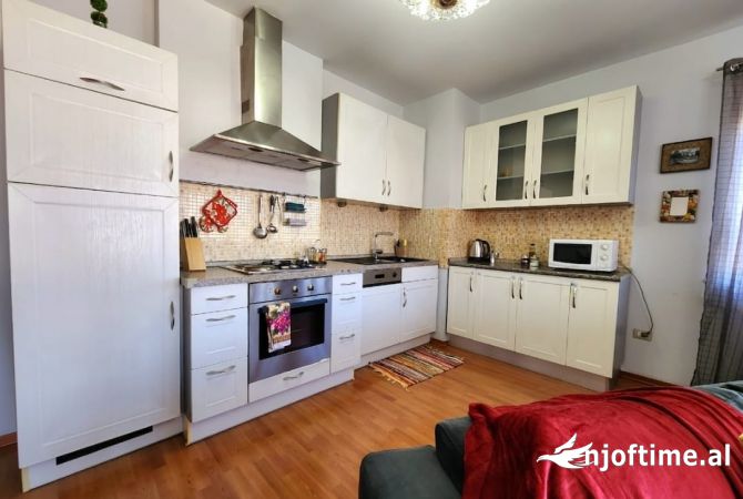 Shtepi ne shitje Apartament ne Tirane, 1+1, Mobilimi E mobiluar, Pagesa 180,000  Euro.