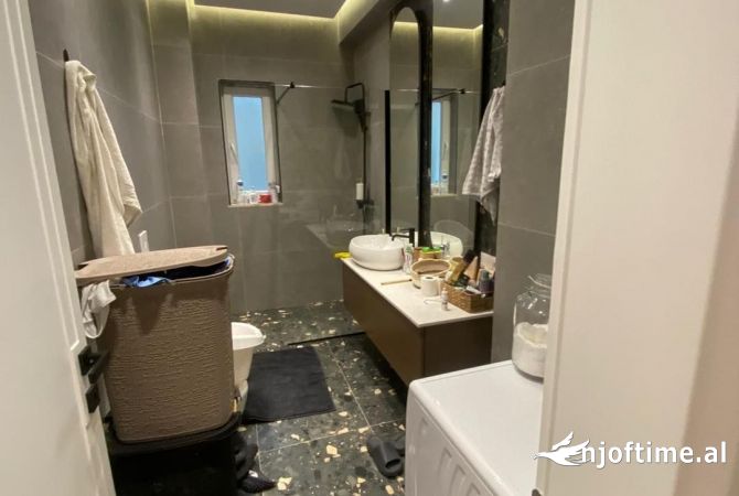 Shtepi me qera Apartament ne Tirane, 2+1, Mobilimi E mobiluar, Pagesa 1,000  Euro.