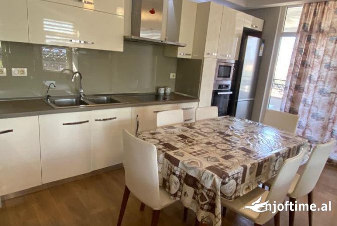 Shtepi me qera Apartament ne Tirane, 4+1, Mobilimi E mobiluar, Pagesa 1,000  Euro.