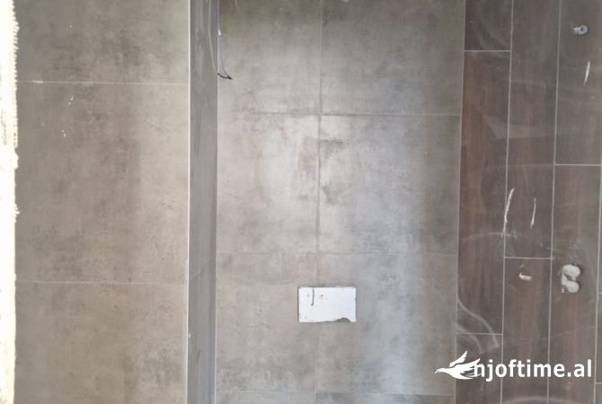 Shtepi ne shitje Apartament ne Tirane, 3+1, Mobilimi Bosh, pa mobiluar, Pagesa 190,000  Euro.