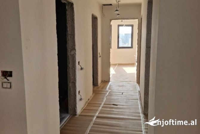 Shtepi ne shitje Apartament ne Tirane, 3+1, Mobilimi Bosh, pa mobiluar, Pagesa 190,000  Euro.