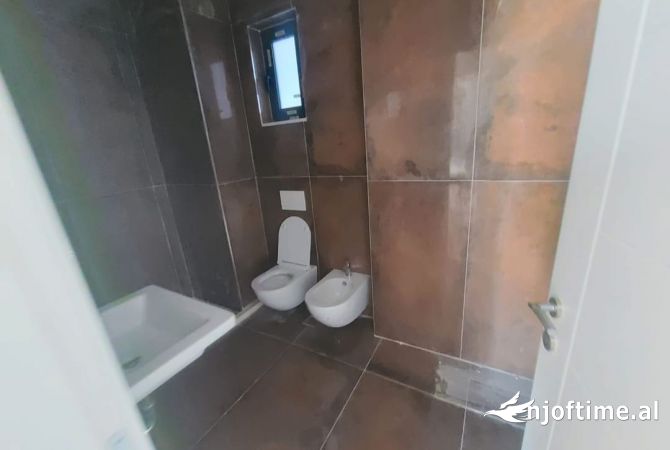Shtepi ne shitje Apartament ne Tirane, 2+1, Mobilimi Bosh, pa mobiluar, Pagesa 296,000  Euro.