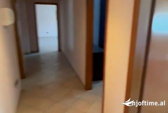 Shtepi ne shitje Apartament ne Tirane, 2+1, Mobilimi E mobiluar, Pagesa 250,000  Euro.