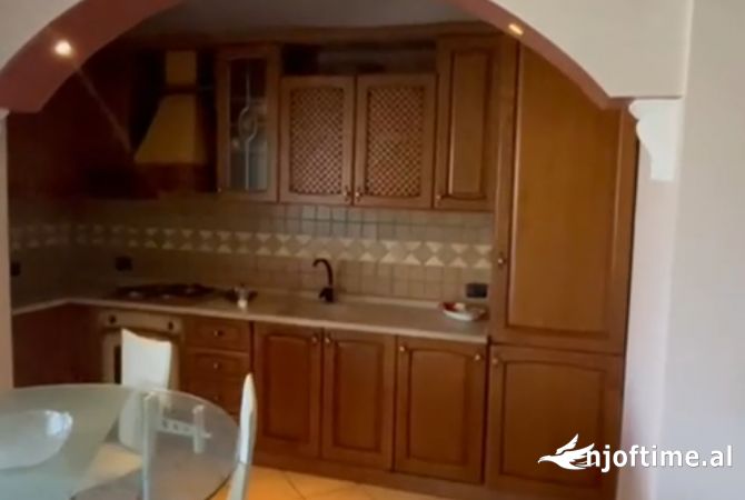 Shtepi ne shitje Apartament ne Tirane, 2+1, Mobilimi E mobiluar, Pagesa 250,000  Euro.