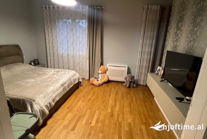 Shtepi me qera Shtepi Private ne Tirane, 4+1, Mobilimi E mobiluar, Pagesa 1,500  Euro.