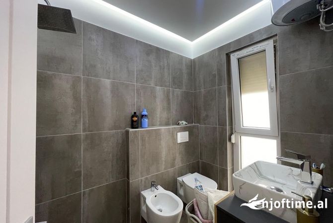 Shtepi me qera Apartament ne Tirane, 2+1, Mobilimi E mobiluar, Pagesa 1,200  Euro.