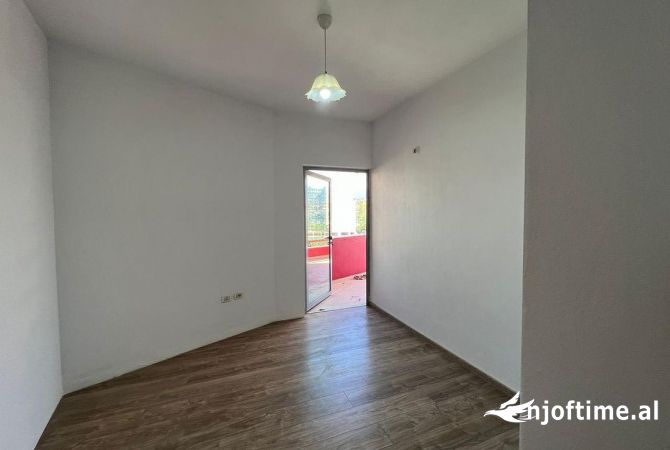 Shtepi ne shitje Apartament ne Tirane, 3+1, Mobilimi E mobiluar, Pagesa 120,000  Euro.