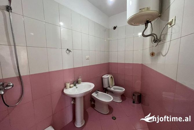 Shtepi ne shitje Apartament ne Tirane, 3+1, Mobilimi E mobiluar, Pagesa 120,000  Euro.