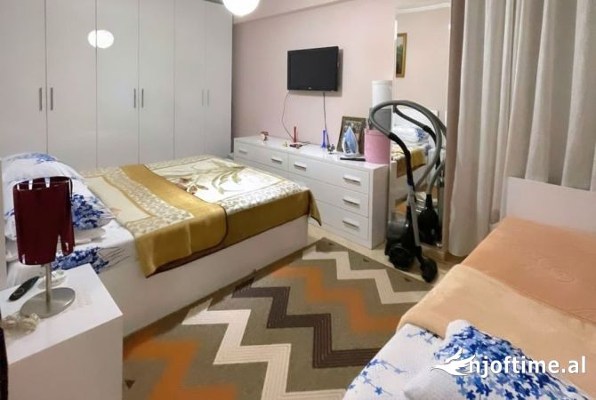 Shtepi ne shitje Apartament ne Tirane, 1+1, Mobilimi E mobiluar, Pagesa 129,000  Euro.