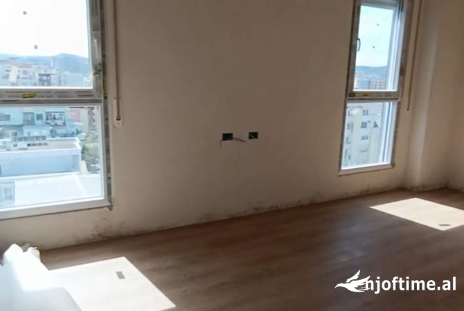 Shtepi ne shitje Apartament ne Tirane, 1+1, Mobilimi Bosh, pa mobiluar, Pagesa 106,000  Euro.