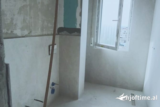 Shtepi ne shitje Apartament ne Tirane, 1+1, Mobilimi Bosh, pa mobiluar, Pagesa 106,000  Euro.