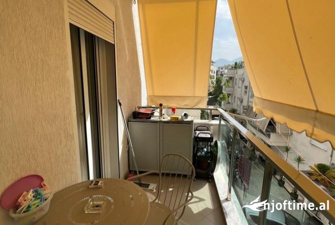 Shtepi ne shitje Apartament ne Tirane, 2+1, Mobilimi Bosh, pa mobiluar, Pagesa 2,900,008  Euro.