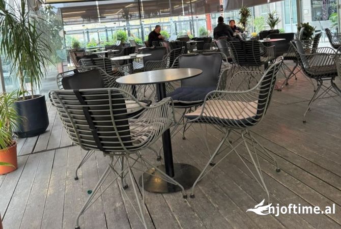 Jepet me qera bar -kafe 300m2 te brendeshme 120m2 verande e shfrytezueshme te Komuna Parisit !