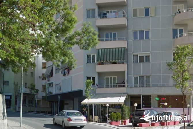 Ambient biznesi me qera 2+1 ne Tirane - 60,000 Leke