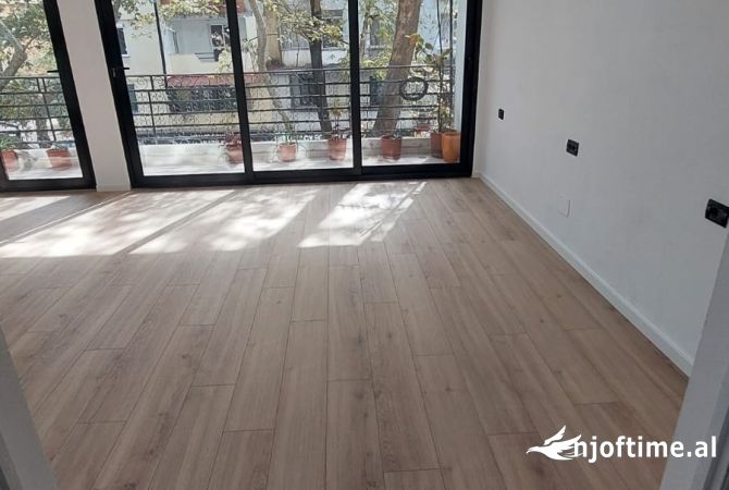 Ambient biznesi me qera 3+1 ne Tirane - 1,000 Euro