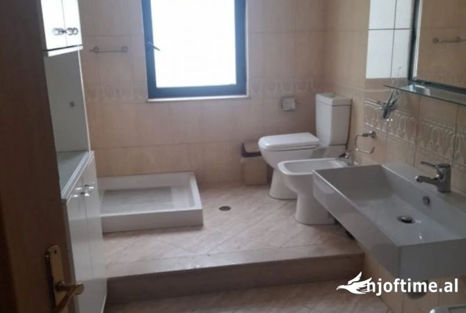 Shtepi me qera Apartament ne Tirane, 2+1, Mobilimi E mobiluar, Pagesa 550  Euro.