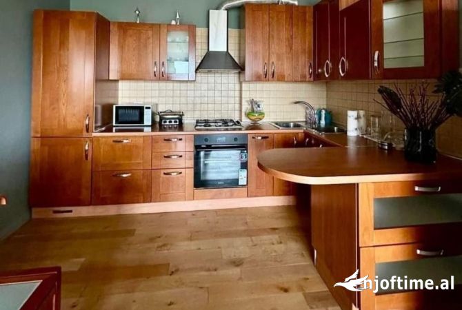 Shtepi me qera Apartament ne Tirane, 2+1, Mobilimi E mobiluar, Pagesa 1,300  Euro.