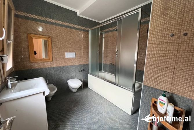 Shtepi me qera Duplex(shtepi me 2 kate) ne Tirane, 3+1, Mobilimi E mobiluar, Pagesa 1,500  Euro.
