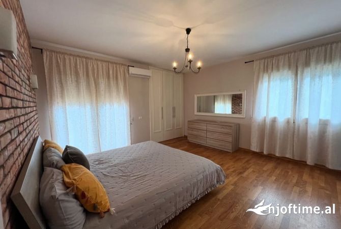 Shtepi me qera Duplex(shtepi me 2 kate) ne Tirane, 3+1, Mobilimi E mobiluar, Pagesa 1,500  Euro.