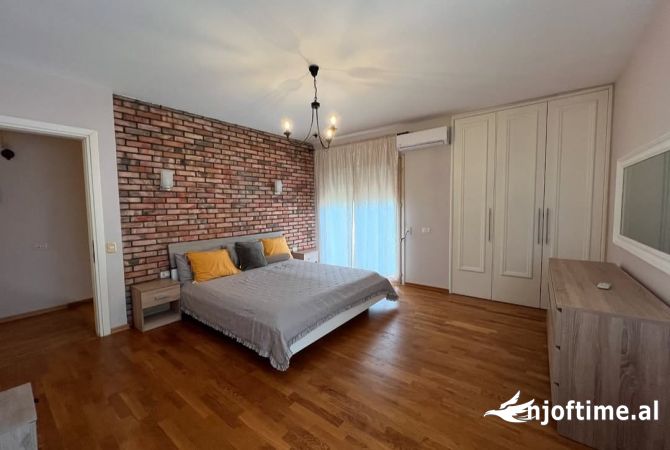 Shtepi me qera Duplex(shtepi me 2 kate) ne Tirane, 3+1, Mobilimi E mobiluar, Pagesa 1,500  Euro.
