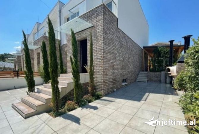 Shtepi me qera Vila Luksoze ne Tirane, 3+1, Mobilimi E mobiluar, Pagesa 3,000  Euro.