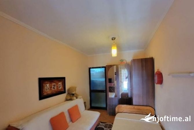 Shtepi ne shitje Apartament ne Tirane, 3+1, Mobilimi E mobiluar, Pagesa 165,000  Euro.