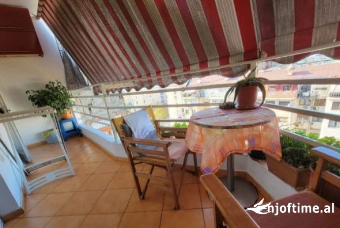 Shtepi ne shitje Apartament ne Tirane, 3+1, Mobilimi E mobiluar, Pagesa 165,000  Euro.