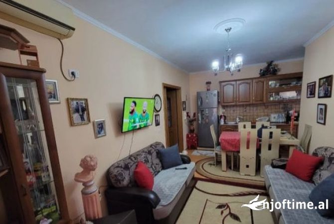 Shtepi ne shitje Apartament ne Tirane, 3+1, Mobilimi E mobiluar, Pagesa 165,000  Euro.