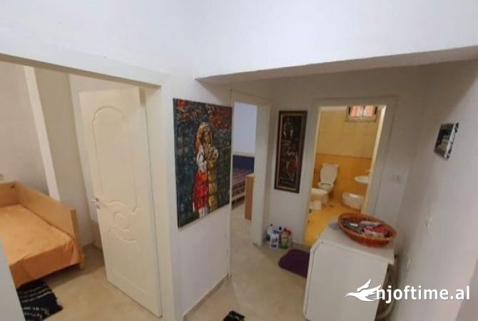 Shtepi ne shitje Apartament ne Tirane, 2+1, Mobilimi E mobiluar, Pagesa 140,000  Euro.