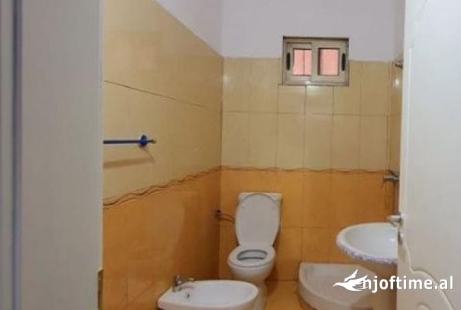 Shtepi ne shitje Apartament ne Tirane, 2+1, Mobilimi E mobiluar, Pagesa 140,000  Euro.