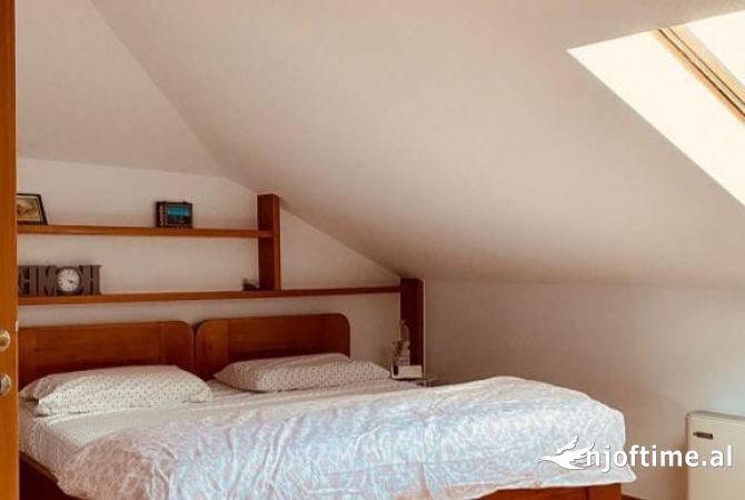 Shtepi me qera Duplex(shtepi me 2 kate) ne Tirane, 4+1, Mobilimi E mobiluar, Pagesa 1,200  Euro.