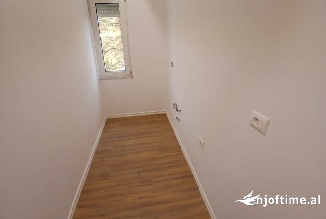 Shtepi ne shitje Apartament ne Tirane, 1+1, Mobilimi Bosh, pa mobiluar, Pagesa 135,000  Euro.