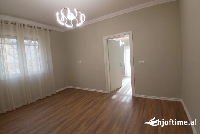 Shtepi ne shitje Apartament ne Tirane, 1+1, Mobilimi Bosh, pa mobiluar, Pagesa 135,000  Euro.