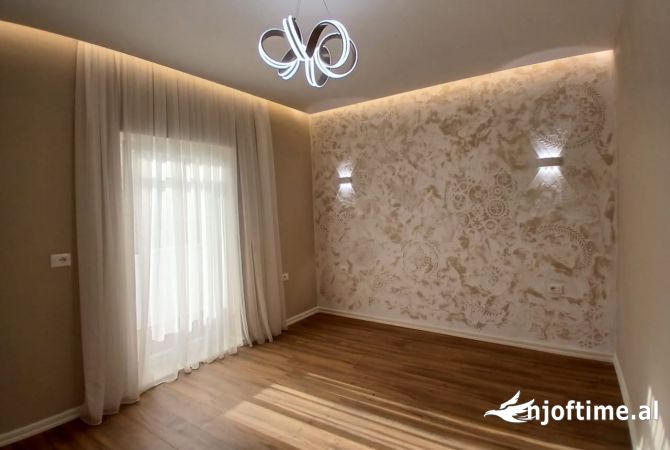 Shtepi ne shitje Apartament ne Tirane, 1+1, Mobilimi Bosh, pa mobiluar, Pagesa 125,000  Euro.