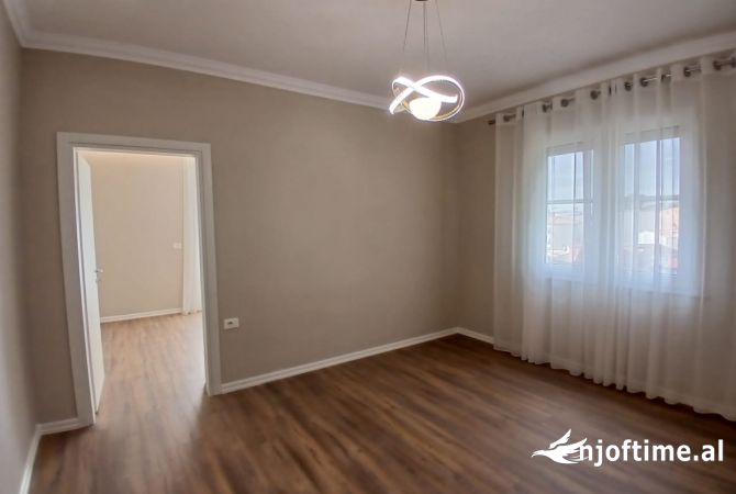 Shtepi ne shitje Apartament ne Tirane, 1+1, Mobilimi Bosh, pa mobiluar, Pagesa 125,000  Euro.
