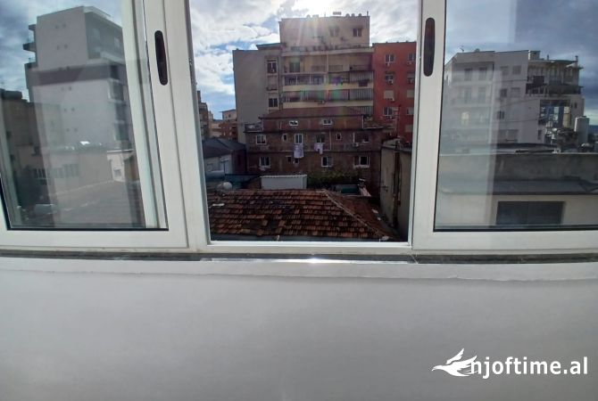 Shtepi ne shitje Apartament ne Tirane, 1+1, Mobilimi Bosh, pa mobiluar, Pagesa 125,000  Euro.
