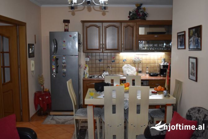 Shtepi ne shitje Apartament ne Tirane, 3+1, Mobilimi E mobiluar, Pagesa 168,000  Euro.